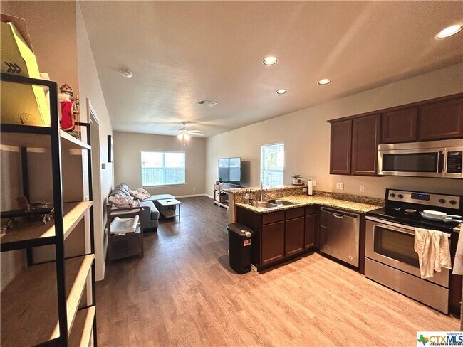 Foto del edificio - 633 Orion Dr