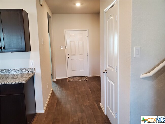 Building Photo - 845 Armadillo Dr