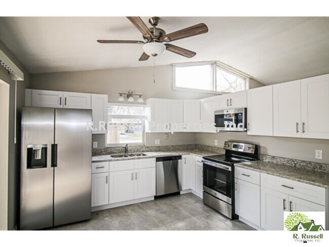 Building Photo - Fully Renovated 2 bedroom duplex. Freshly ...