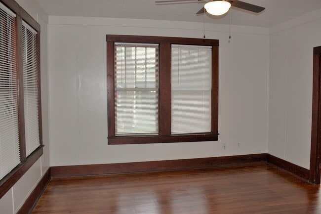Building Photo - 402 W Alamo St