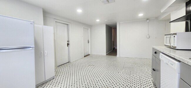Building Photo - 382 Wall St