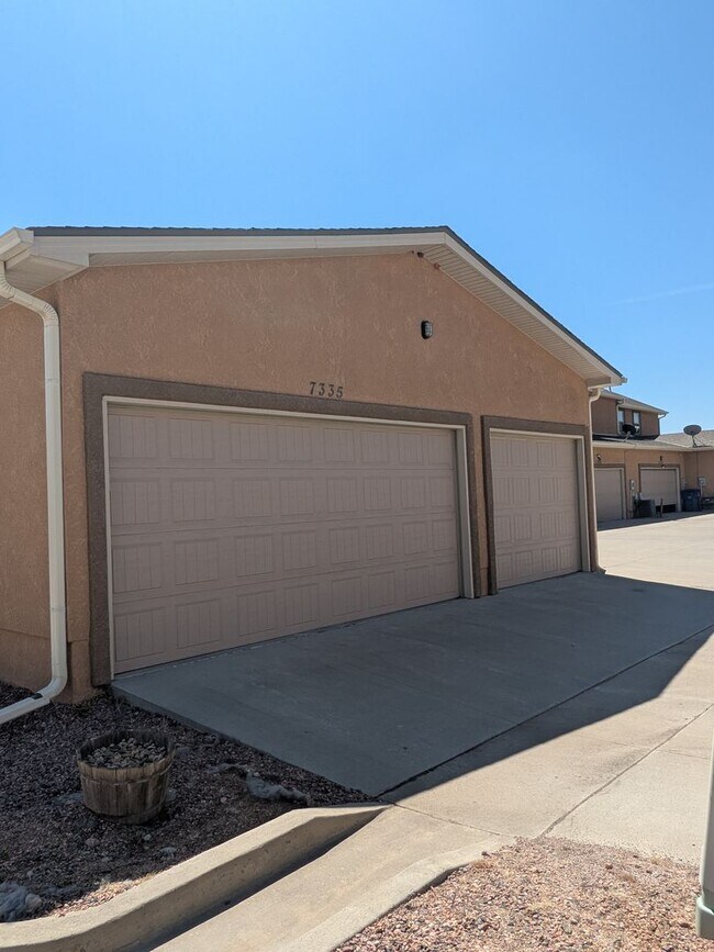 Foto del edificio - Beautiful 2 Story Townhome with 3 Car Garage!