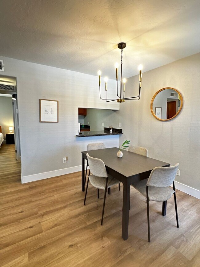 Foto del edificio - FULLY FURNISHED 1 BEDROOM 1 BATHROOM CONDO UPDATED HEART OF THE VALLEY