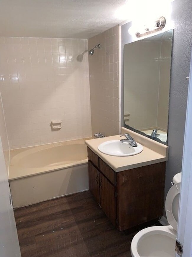 Building Photo - 2 Bedroom/2 Bath Townhome
