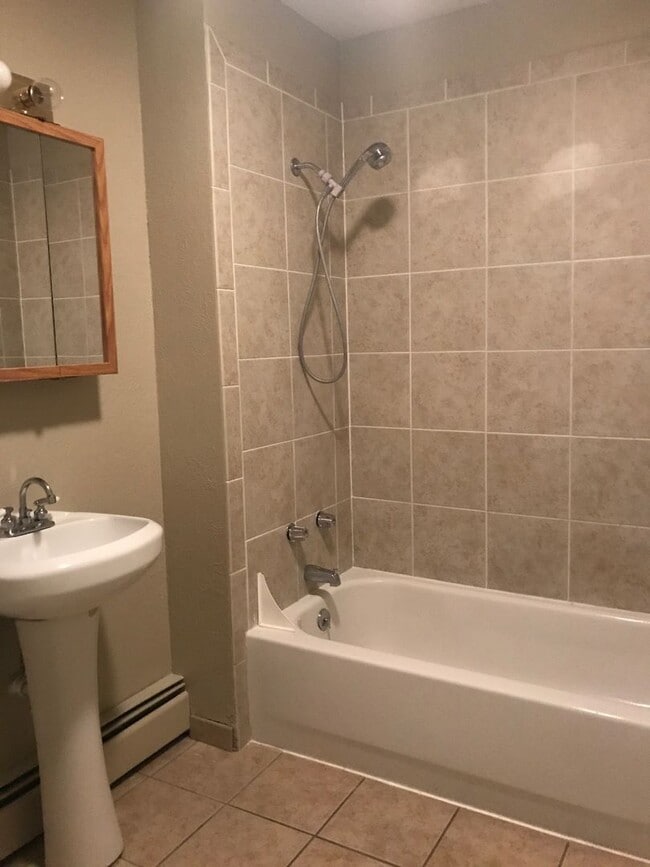 Building Photo - STUDENTS WELCOME! 2 Bed / 1 Bath Home - Walking Distance to CSU