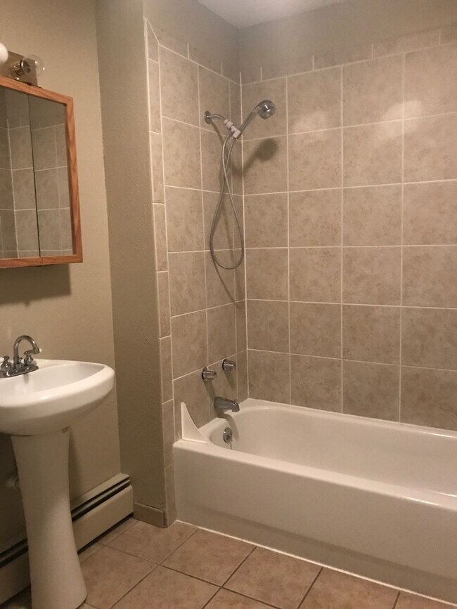 Foto del edificio - STUDENTS WELCOME! 2 Bed / 1 Bath Home - Walking Distance to CSU