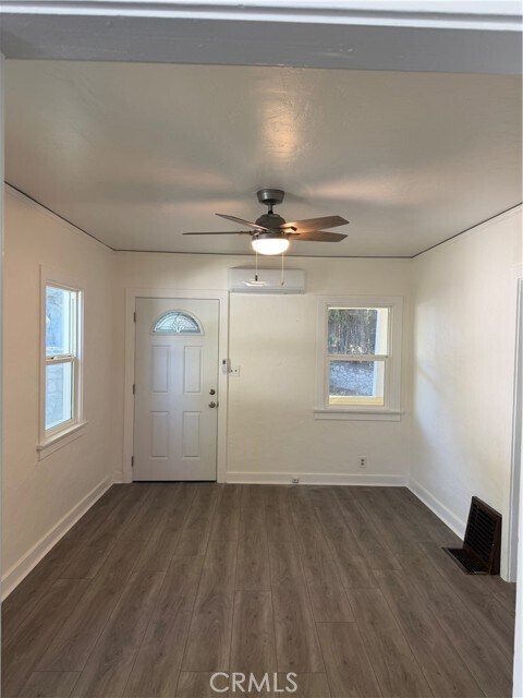 Foto del edificio - 2704 Mayfield Ave