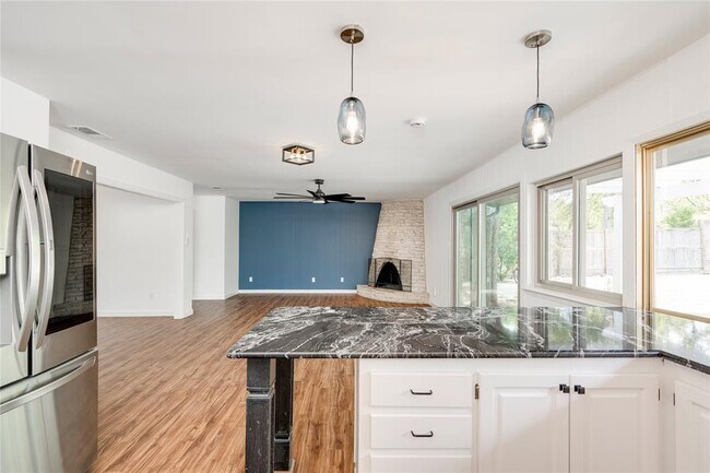 Building Photo - 703 Jetta Ct