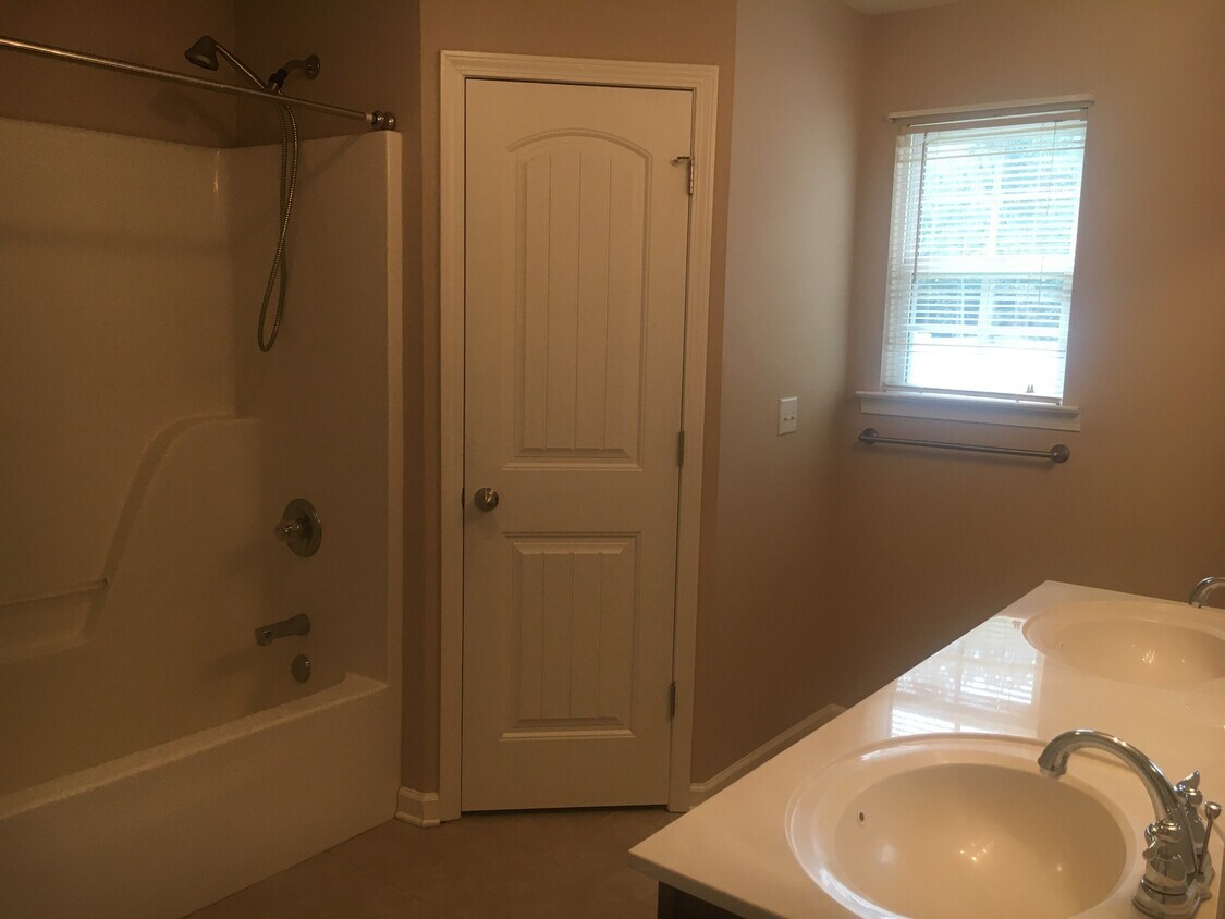 Foto principal - 305 Twilight Ct