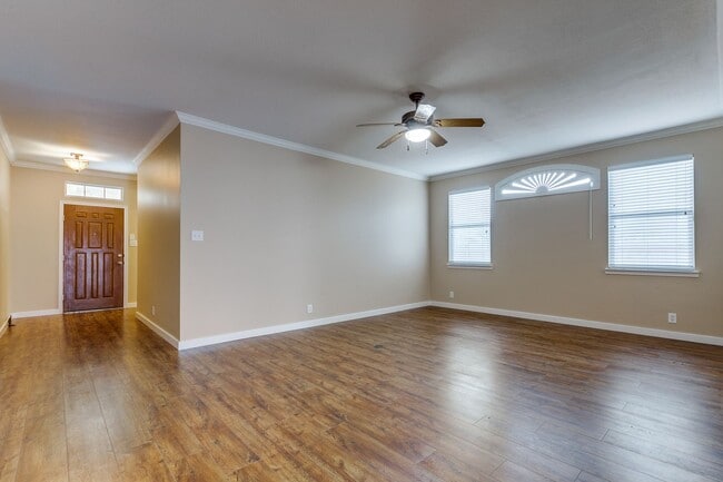 Building Photo - 3-BEDROOM GARDEN HOME NEAR MEDICAL CENTER