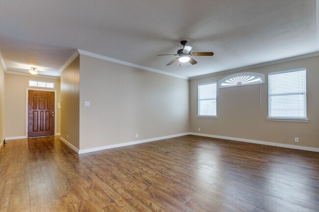 Foto del edificio - 3-BEDROOM GARDEN HOME NEAR MEDICAL CENTER