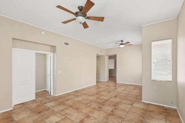 Foto del edificio - "Charming 3-Bed, 2-Bath Oasis in Tucson – Spacious 1717 Sq Ft Gem!"