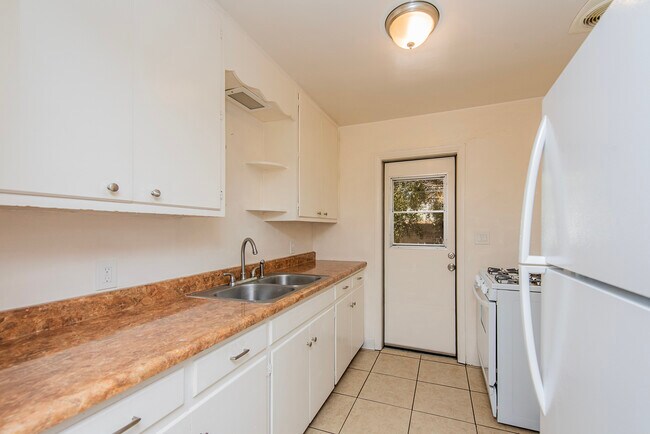 Charming 1950s galley kitchen - 2404 E Copper St