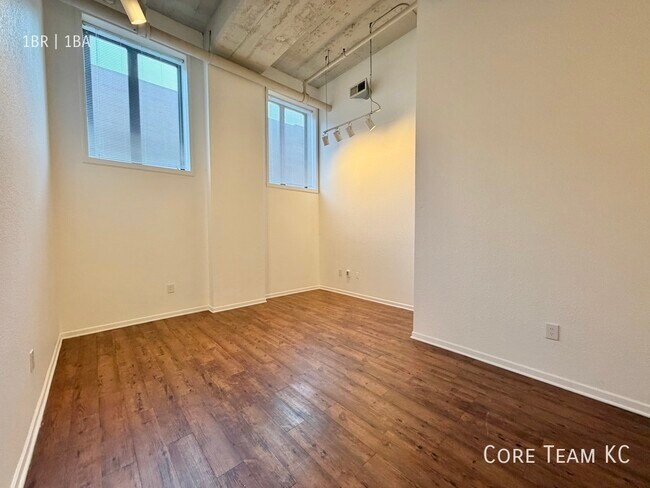 Building Photo - 320 W 7th St