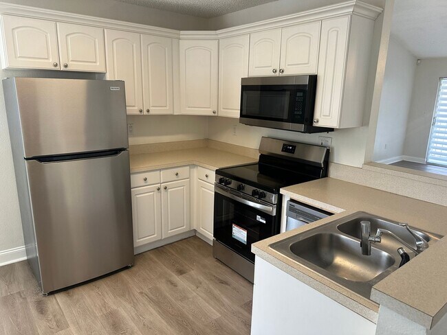 Foto del edificio - 3 Bedroom, 2 Bath Condo w/ Balcony For Rent