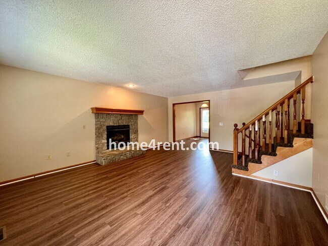 Foto del edificio - Cozy Duplex w/ Plenty of Space, LVP Flooring and a Fenced Yard!