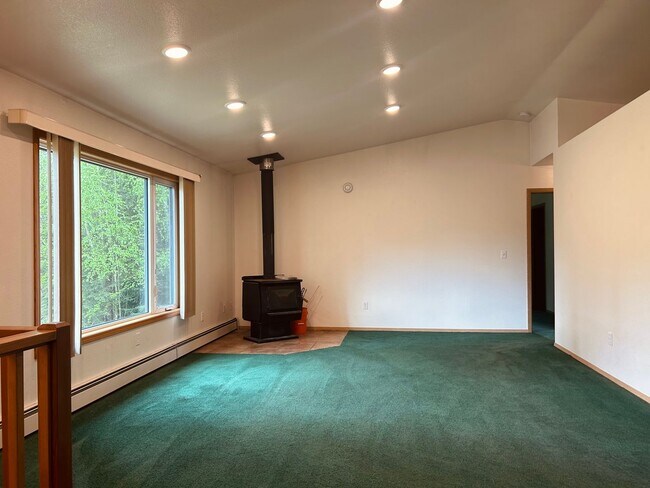 Foto del edificio - Beautiful 4 Bedroom home with 2 Car Garage