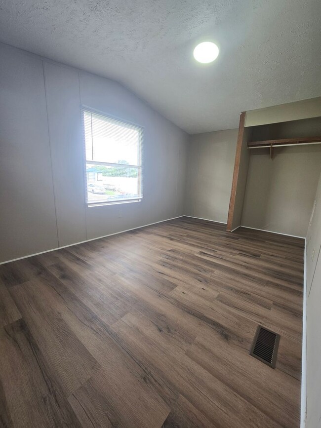 Building Photo - 3 Bed 2 Bath Mobile Home