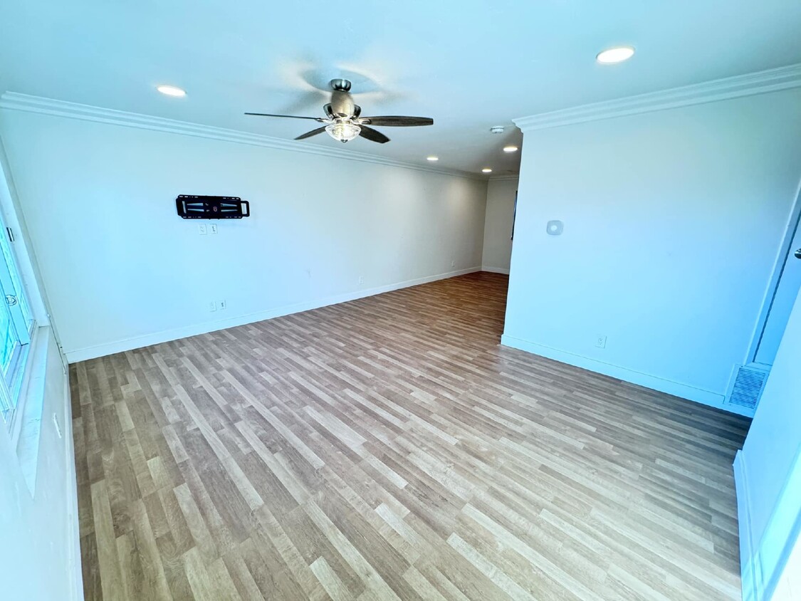 Foto principal - "Spacious 3-Bedroom Condo with 2 Full Bath...