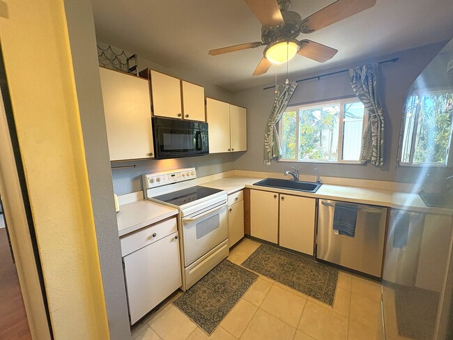 Building Photo - Haleakala Gardens - Furnished Ground Floor 3bed/2bath Condo private end unit!