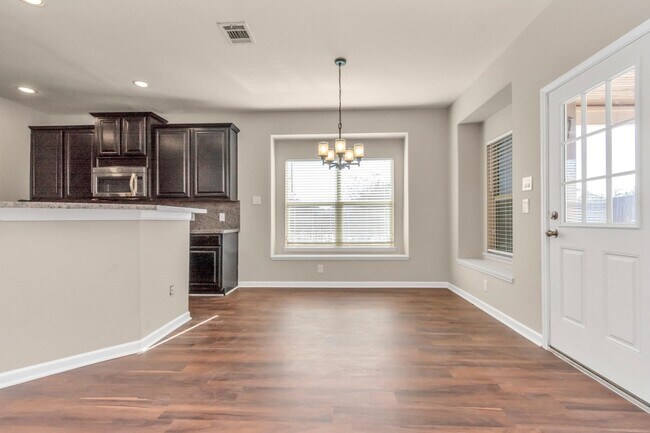 Foto del edificio - 13930 Goodridge Dr