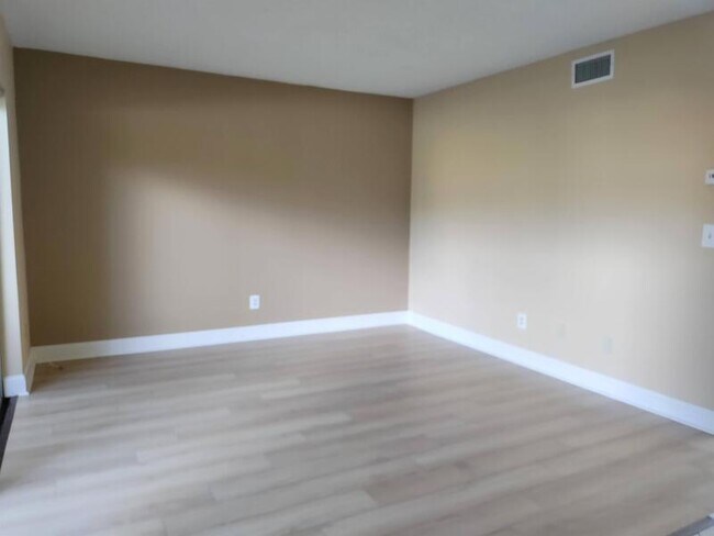 Building Photo - 3701 Pine Cone Cir