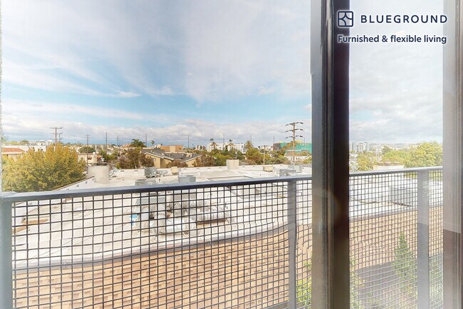 Foto del edificio - 10810 Palms Blvd