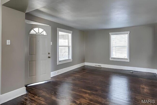 Foto del edificio - 329 Rose Ln