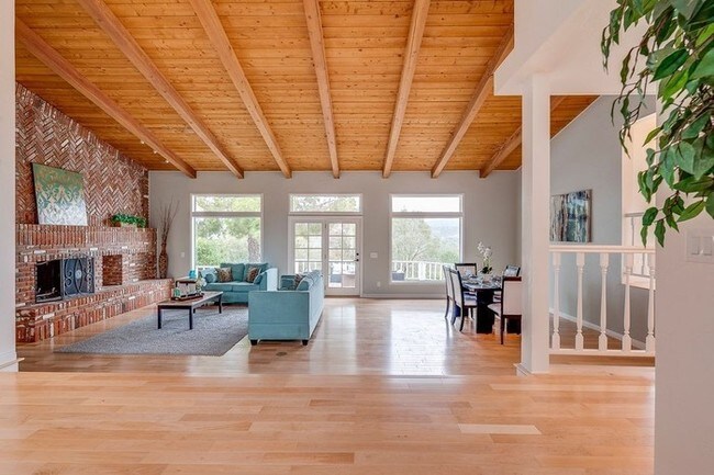 Foto del edificio - 1208 Little Oaks Ln