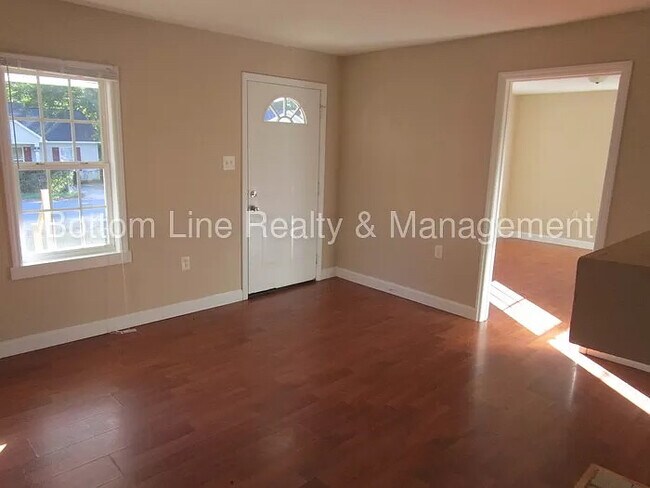 Building Photo - Room in Single Family Home on Plainview Rd