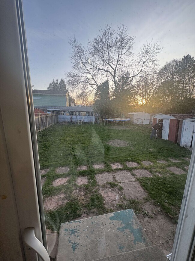 vue sur la cour arrière - 5 Murison Blvd