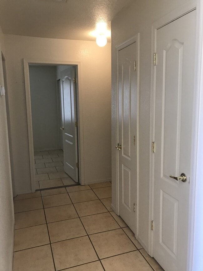 Foto del edificio - 3 BDR 2 Bath in Chaparral Village neighbor...