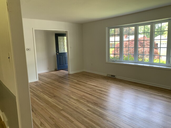 Living Room Bay Window - 9 Highview Ln
