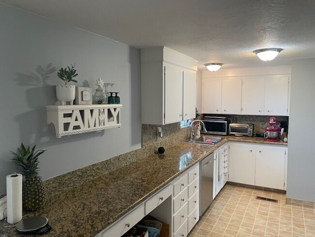Building Photo - Charming 3 bedroom Orem in Home