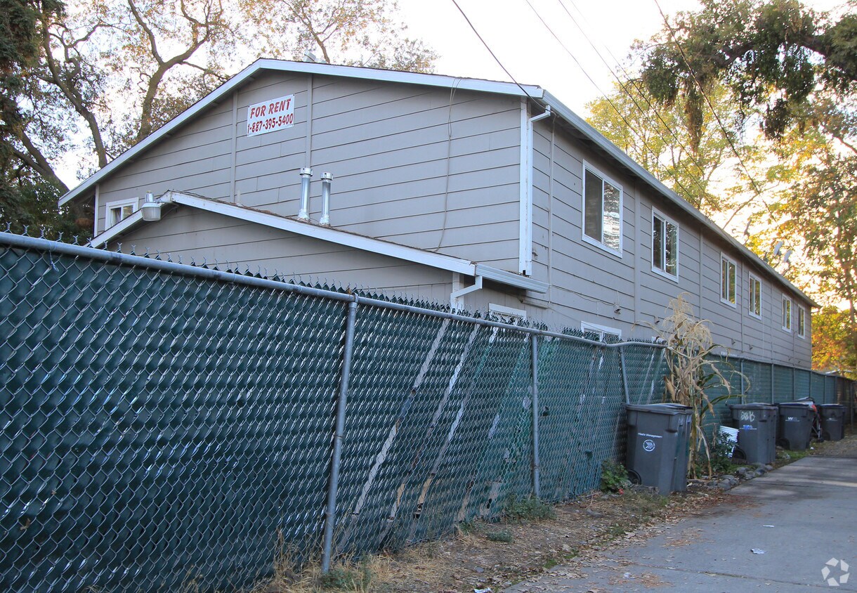 Foto del edificio - Redwood Manor Apartments