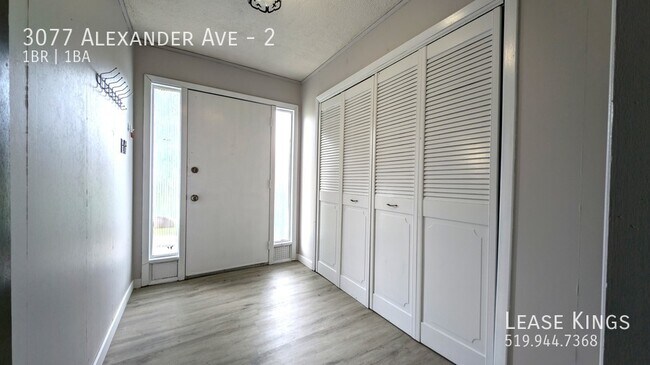 Building Photo - Large 1 Bed 1 Bath Unit Within Walking Dis...