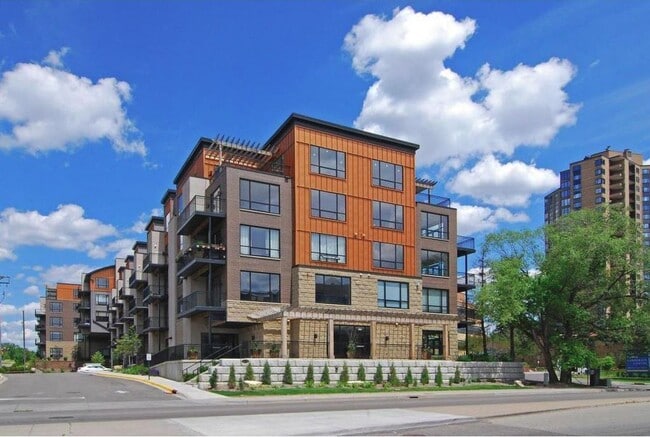 Foto del edificio - 3104 W Lake St