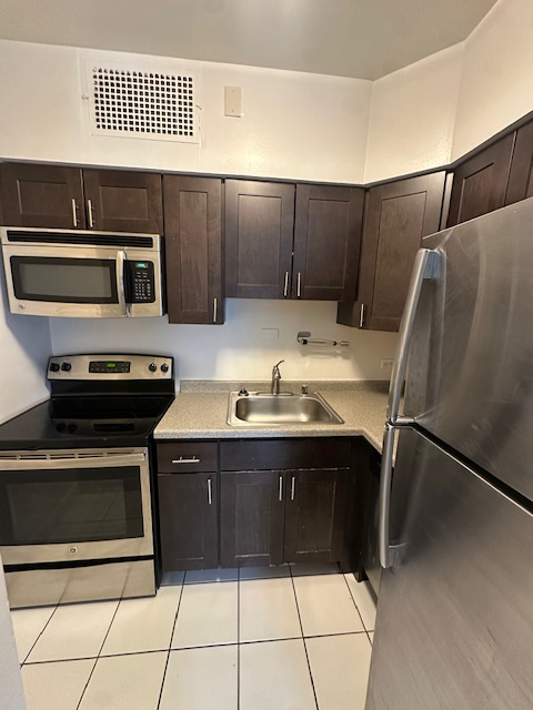Foto del edificio - 1121 N Waverly Pl