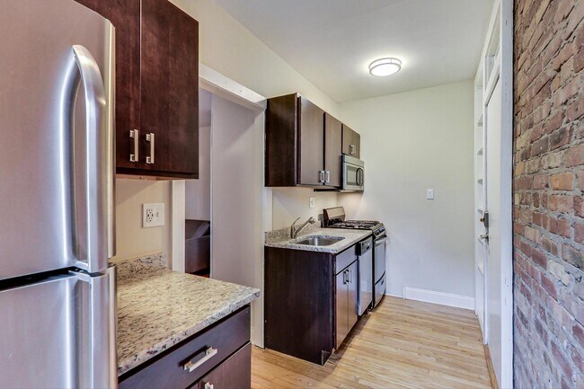 Building Photo - 915 W Schubert Ave