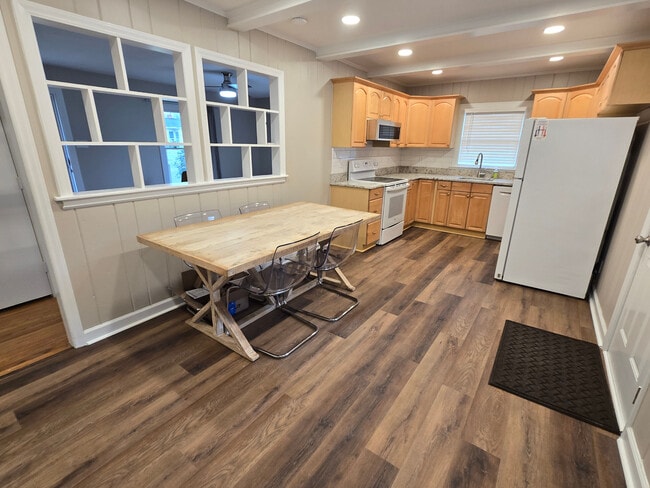 Building Photo - Room in Single Family Home on Lucky Ct