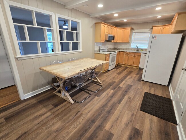 Foto del edificio - Room in Single Family Home on Lucky Ct