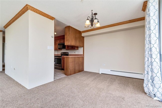 Building Photo - 2 BR Condo with Balcony, 3 Blocks from Che...