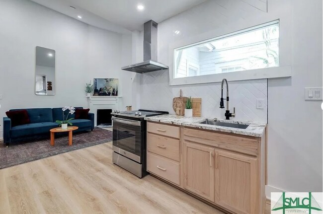 Building Photo - Renovated 1-Bedroom Townhome in Savannah’s...