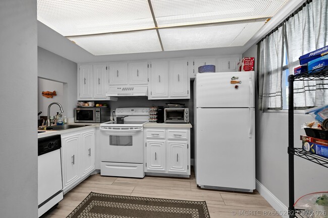 Building Photo - 103 Royal Pk Dr