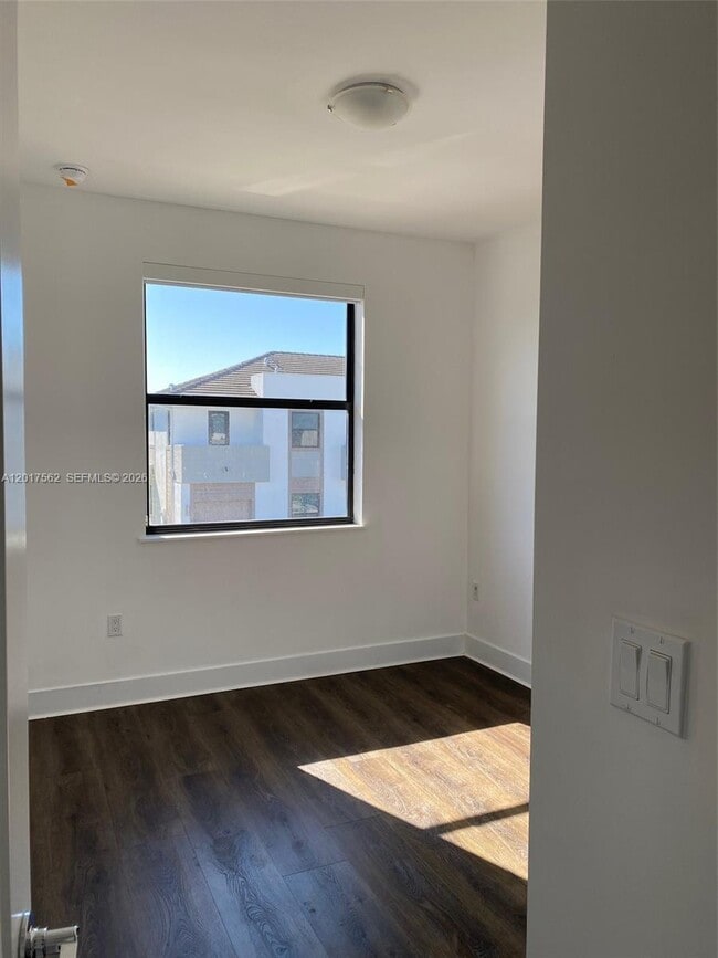 Building Photo - 10505 SW 118th Ave