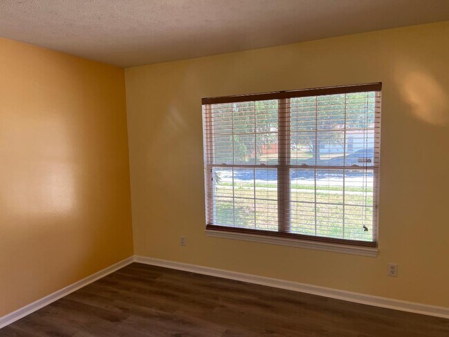 Building Photo - 1234 Linden Way