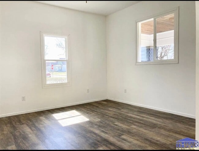 Building Photo - NO RENT until 2026! Lock in your new home now and enjoy the rest of the year rent-free! The depos...