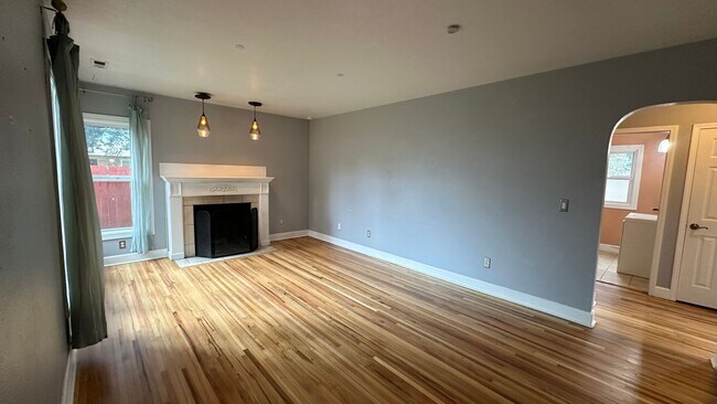 Foto del edificio - Portland Original Bungalow! Hardwoods, Lar...