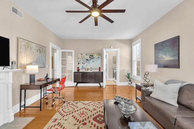 Viene completamente amueblado por Greg's Designs. - 1104 Cross Ln