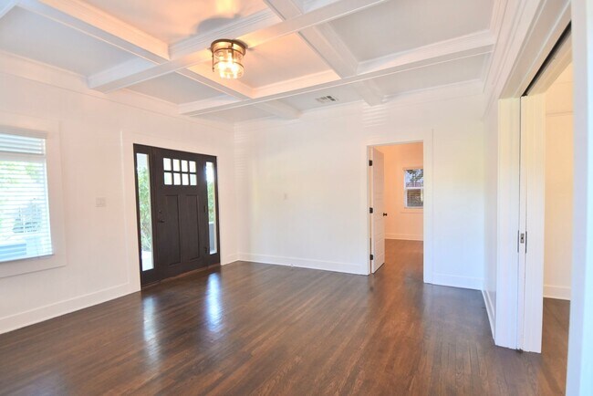 Building Photo - 2214 Elsinore St